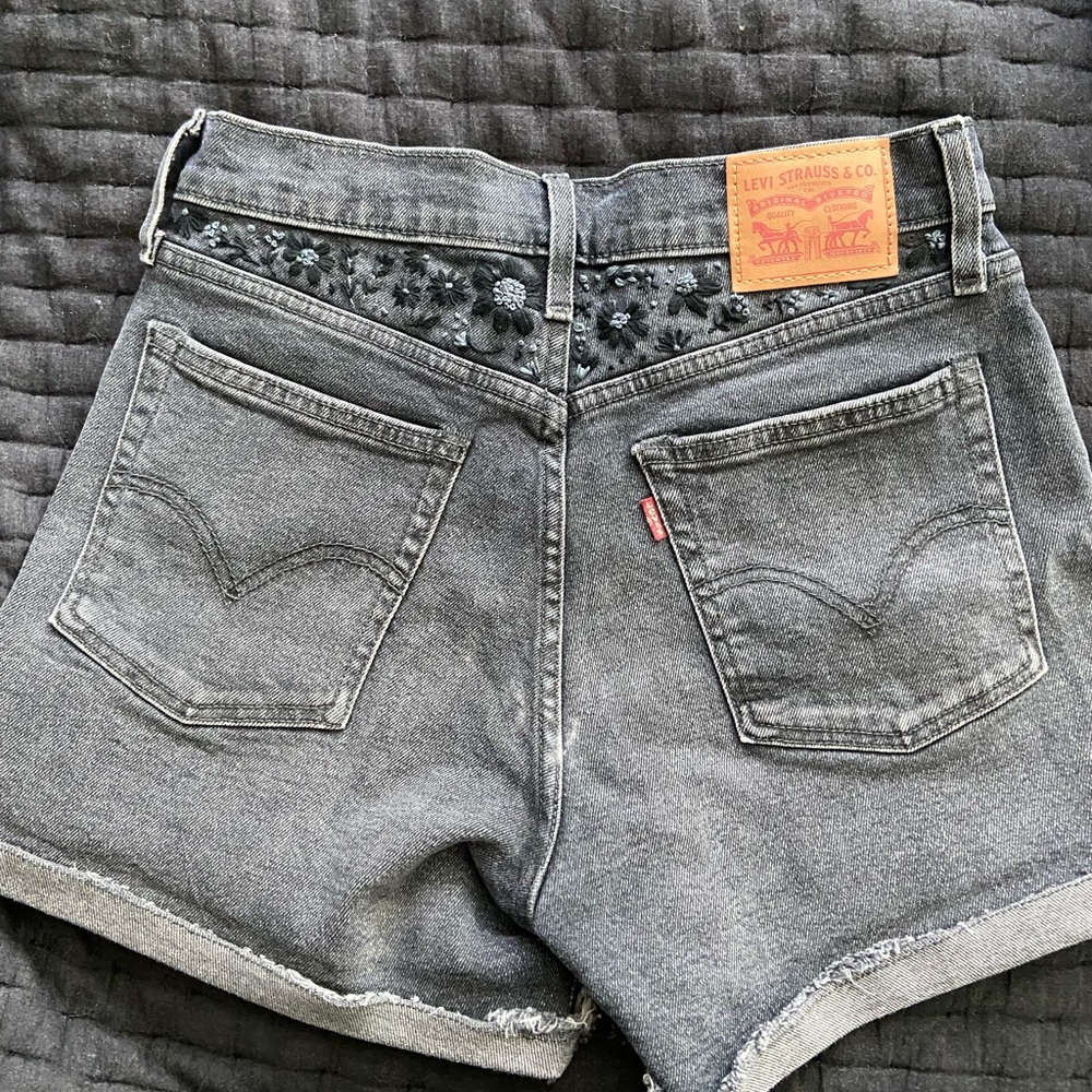 Levi’s Wedgie Fit Shorts, EMBROIDERED RARE, size 27